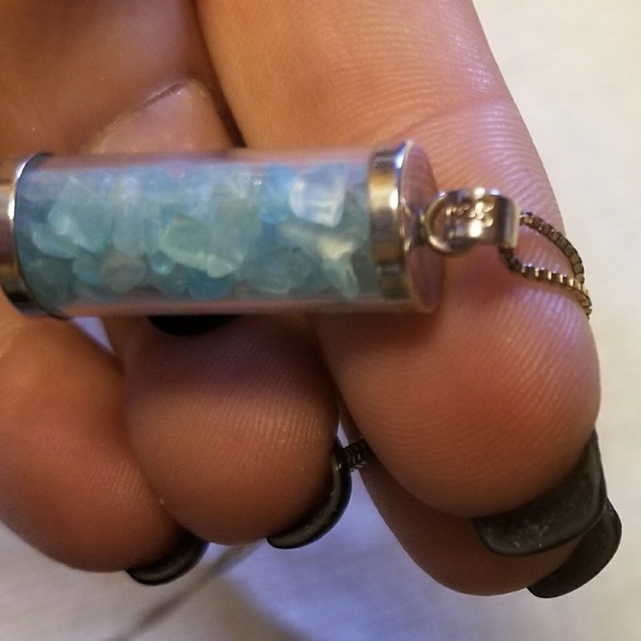 Silver necklace with pieces of jade in it. - Picture 4 of 8